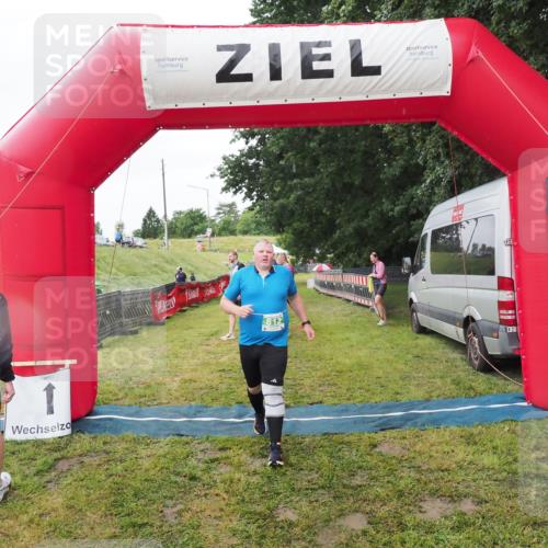 21.06.2025 - 27. Vierlanden-Triathlon MichiJ http://msf.ph/oto/8050619 15.06.2026 14:48:56 Ziel 812 meine-sportfotos.de