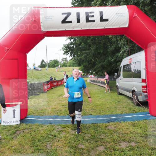 21.06.2025 - 27. Vierlanden-Triathlon MichiJ http://msf.ph/oto/8050620 15.06.2026 14:48:56 Ziel 812 meine-sportfotos.de