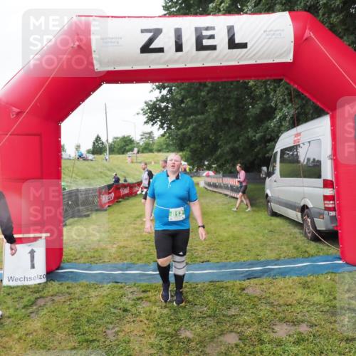 21.06.2025 - 27. Vierlanden-Triathlon MichiJ http://msf.ph/oto/8050621 15.06.2026 14:48:56 Ziel 812 meine-sportfotos.de