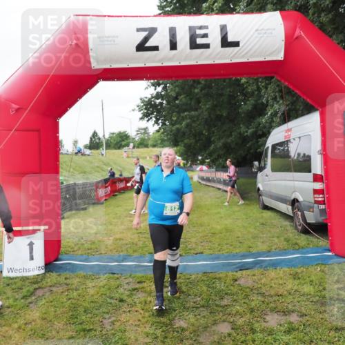 21.06.2025 - 27. Vierlanden-Triathlon MichiJ http://msf.ph/oto/8050622 15.06.2026 14:48:56 Ziel 812 meine-sportfotos.de