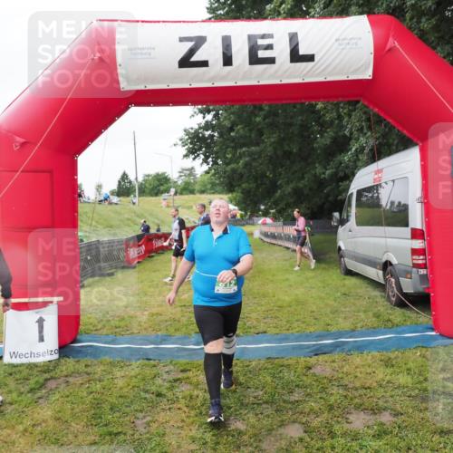 21.06.2025 - 27. Vierlanden-Triathlon MichiJ http://msf.ph/oto/8050623 15.06.2026 14:48:56 Ziel 812 meine-sportfotos.de