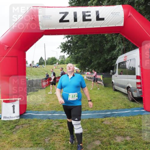 21.06.2025 - 27. Vierlanden-Triathlon MichiJ http://msf.ph/oto/8050624 15.06.2026 14:48:57 Ziel 812 meine-sportfotos.de