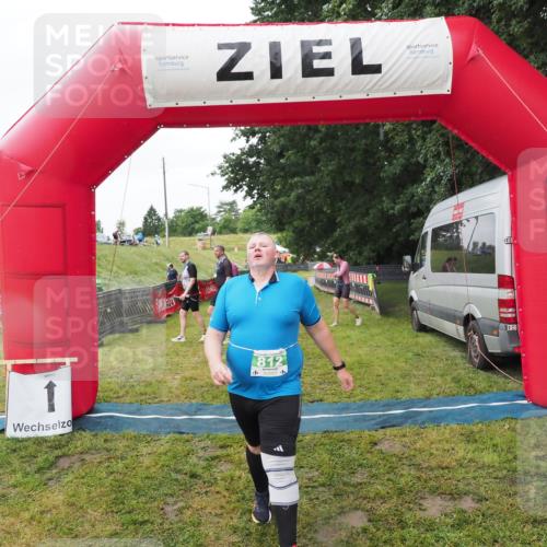 21.06.2025 - 27. Vierlanden-Triathlon MichiJ http://msf.ph/oto/8050625 15.06.2026 14:48:57 Ziel 812 meine-sportfotos.de