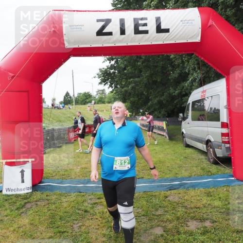 21.06.2025 - 27. Vierlanden-Triathlon MichiJ http://msf.ph/oto/8050626 15.06.2026 14:48:57 Ziel 812 meine-sportfotos.de