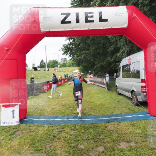 21.06.2025 - 27. Vierlanden-Triathlon MichiJ http://msf.ph/oto/8050632 15.06.2026 14:52:41 Ziel 213 meine-sportfotos.de