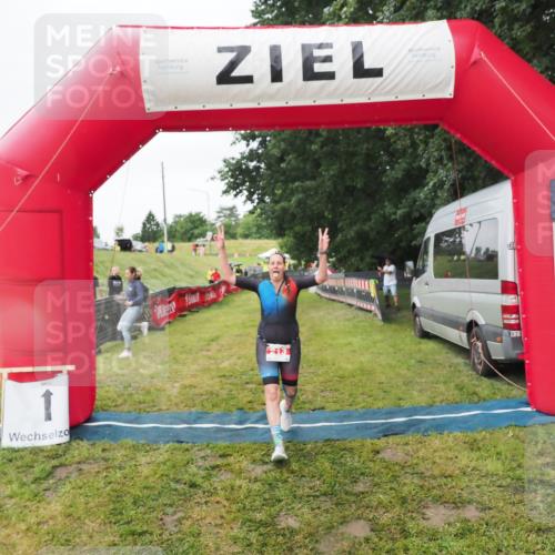 21.06.2025 - 27. Vierlanden-Triathlon MichiJ http://msf.ph/oto/8050635 15.06.2026 14:52:41 Ziel 213 meine-sportfotos.de
