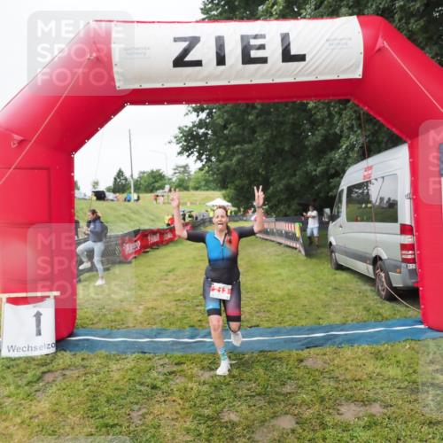 21.06.2025 - 27. Vierlanden-Triathlon MichiJ http://msf.ph/oto/8050636 15.06.2026 14:52:42 Ziel 213 meine-sportfotos.de