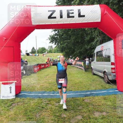 21.06.2025 - 27. Vierlanden-Triathlon MichiJ http://msf.ph/oto/8050638 15.06.2026 14:52:42 Ziel 213 meine-sportfotos.de