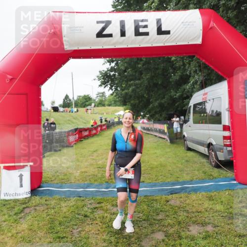 21.06.2025 - 27. Vierlanden-Triathlon MichiJ http://msf.ph/oto/8050640 15.06.2026 14:52:42 Ziel 213 meine-sportfotos.de