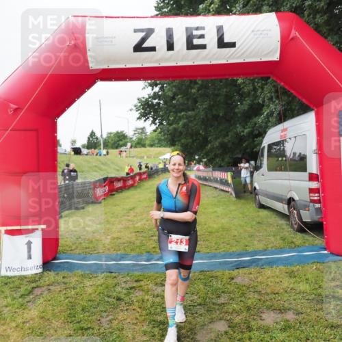 21.06.2025 - 27. Vierlanden-Triathlon MichiJ http://msf.ph/oto/8050641 15.06.2026 14:52:42 Ziel 213 meine-sportfotos.de