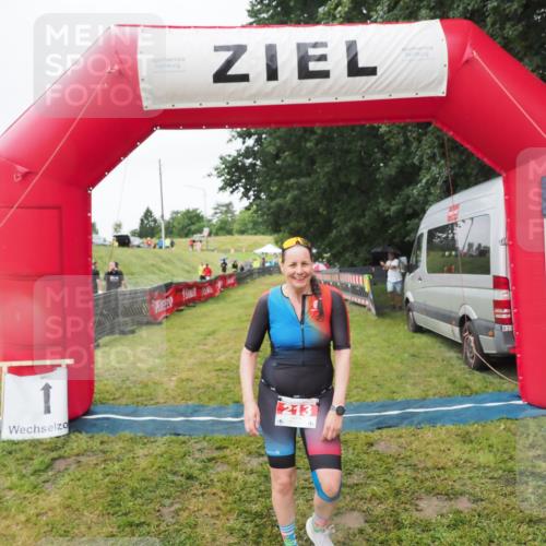 21.06.2025 - 27. Vierlanden-Triathlon MichiJ http://msf.ph/oto/8050642 15.06.2026 14:52:43 Ziel 213 meine-sportfotos.de