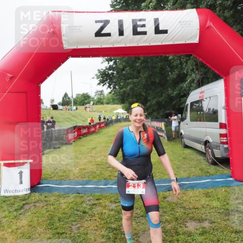 21.06.2025 - 27. Vierlanden-Triathlon MichiJ http://msf.ph/oto/8050643 15.06.2026 14:52:43 Ziel 213 meine-sportfotos.de
