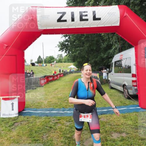 21.06.2025 - 27. Vierlanden-Triathlon MichiJ http://msf.ph/oto/8050644 15.06.2026 14:52:43 Ziel 213 meine-sportfotos.de