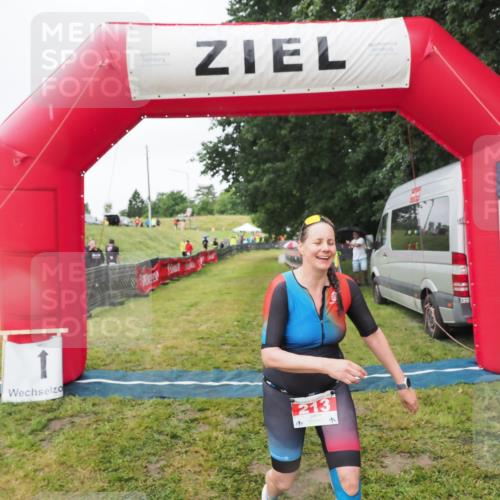 21.06.2025 - 27. Vierlanden-Triathlon MichiJ http://msf.ph/oto/8050645 15.06.2026 14:52:43 Ziel 213 meine-sportfotos.de