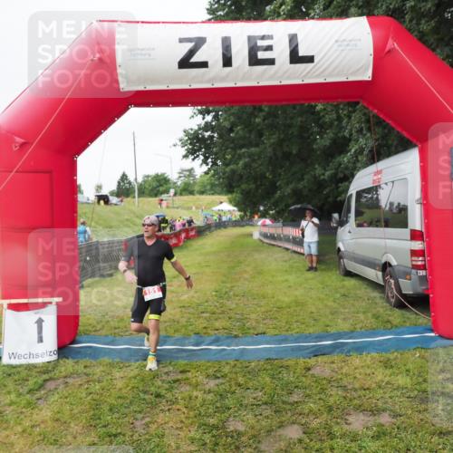 21.06.2025 - 27. Vierlanden-Triathlon MichiJ http://msf.ph/oto/8050646 15.06.2026 14:53:04 Ziel 151 meine-sportfotos.de