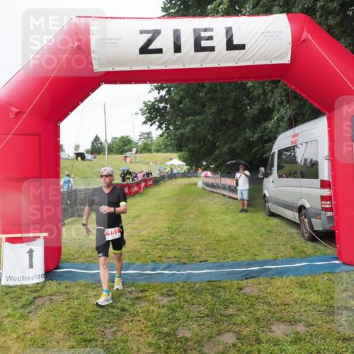 21.06.2025 - 27. Vierlanden-Triathlon MichiJ http://msf.ph/oto/8050648 15.06.2026 14:53:04 Ziel 151 meine-sportfotos.de