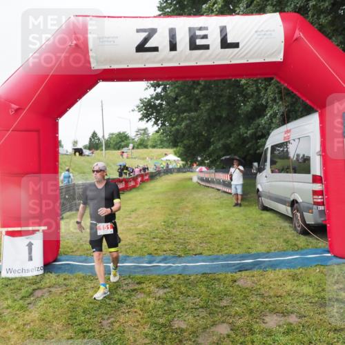 21.06.2025 - 27. Vierlanden-Triathlon MichiJ http://msf.ph/oto/8050649 15.06.2026 14:53:04 Ziel 151 meine-sportfotos.de