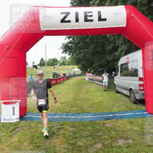 21.06.2025 - 27. Vierlanden-Triathlon MichiJ http://msf.ph/oto/8050651 15.06.2026 14:53:04 Ziel 151 meine-sportfotos.de