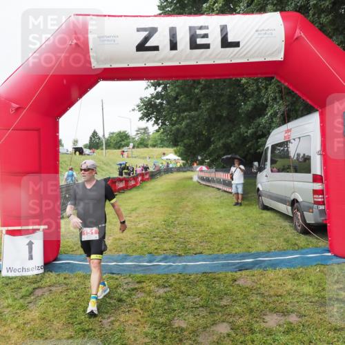 21.06.2025 - 27. Vierlanden-Triathlon MichiJ http://msf.ph/oto/8050652 15.06.2026 14:53:05 Ziel 151 meine-sportfotos.de