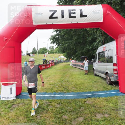 21.06.2025 - 27. Vierlanden-Triathlon MichiJ http://msf.ph/oto/8050653 15.06.2026 14:53:05 Ziel 151 meine-sportfotos.de