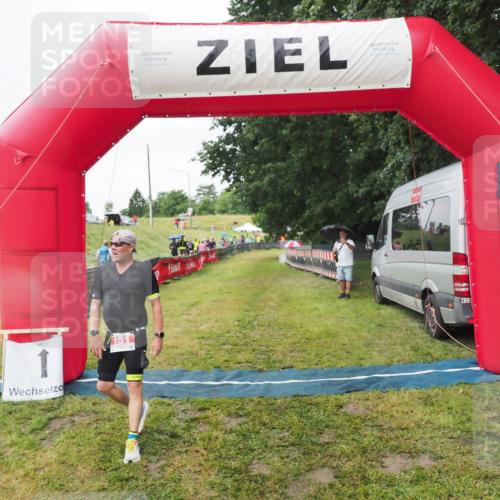 21.06.2025 - 27. Vierlanden-Triathlon MichiJ http://msf.ph/oto/8050654 15.06.2026 14:53:05 Ziel 151 meine-sportfotos.de