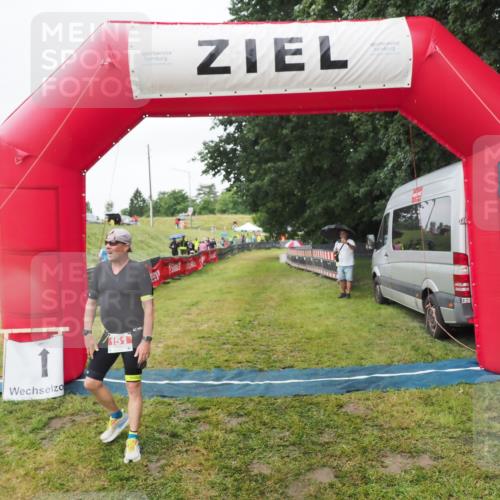 21.06.2025 - 27. Vierlanden-Triathlon MichiJ http://msf.ph/oto/8050655 15.06.2026 14:53:05 Ziel 151 meine-sportfotos.de