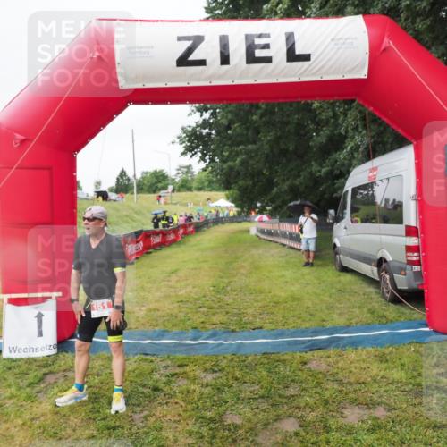 21.06.2025 - 27. Vierlanden-Triathlon MichiJ http://msf.ph/oto/8050656 15.06.2026 14:53:05 Ziel 151 meine-sportfotos.de