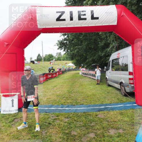 21.06.2025 - 27. Vierlanden-Triathlon MichiJ http://msf.ph/oto/8050657 15.06.2026 14:53:05 Ziel 151 meine-sportfotos.de