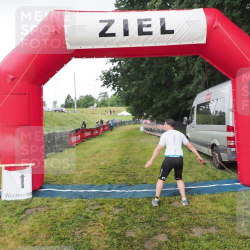 21.06.2025 - 27. Vierlanden-Triathlon MichiJ http://msf.ph/oto/8050683 15.06.2026 15:07:41 Ziel 58 meine-sportfotos.de