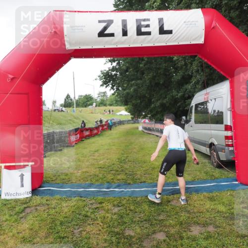21.06.2025 - 27. Vierlanden-Triathlon MichiJ http://msf.ph/oto/8050684 15.06.2026 15:07:41 Ziel 58 meine-sportfotos.de