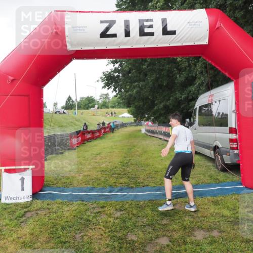 21.06.2025 - 27. Vierlanden-Triathlon MichiJ http://msf.ph/oto/8050685 15.06.2026 15:07:41 Ziel 58 meine-sportfotos.de