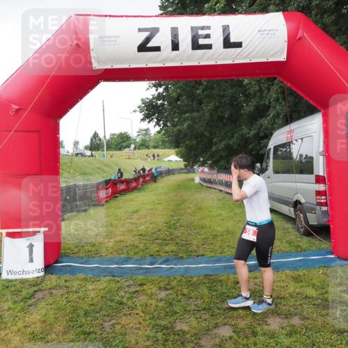 21.06.2025 - 27. Vierlanden-Triathlon MichiJ http://msf.ph/oto/8050687 15.06.2026 15:07:42 Ziel 58 meine-sportfotos.de