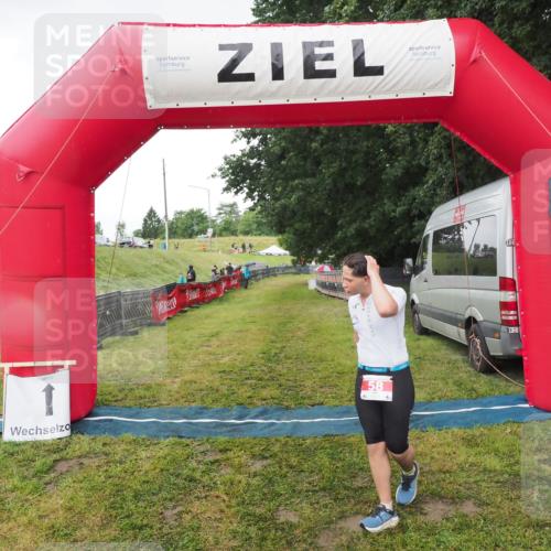21.06.2025 - 27. Vierlanden-Triathlon MichiJ http://msf.ph/oto/8050689 15.06.2026 15:07:42 Ziel 58 meine-sportfotos.de
