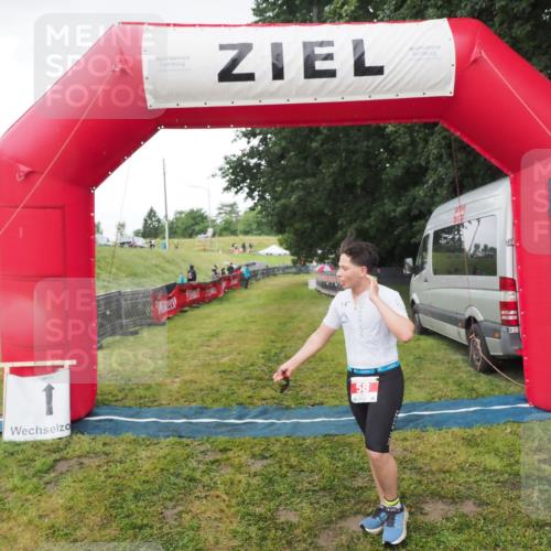 21.06.2025 - 27. Vierlanden-Triathlon MichiJ http://msf.ph/oto/8050690 15.06.2026 15:07:42 Ziel 58 meine-sportfotos.de