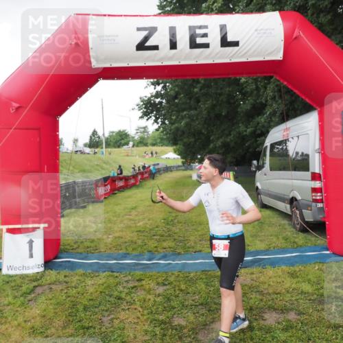 21.06.2025 - 27. Vierlanden-Triathlon MichiJ http://msf.ph/oto/8050691 15.06.2026 15:07:42 Ziel 58 meine-sportfotos.de
