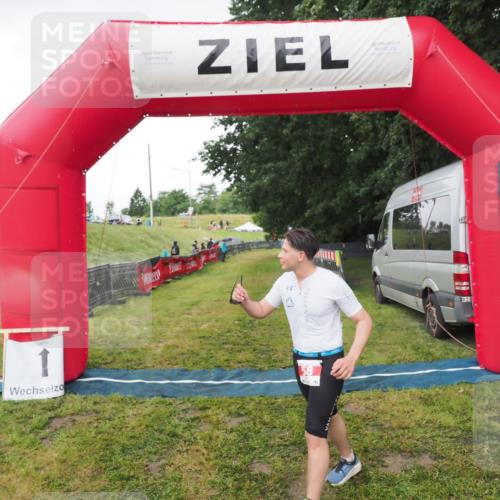 21.06.2025 - 27. Vierlanden-Triathlon MichiJ http://msf.ph/oto/8050692 15.06.2026 15:07:42 Ziel 58 meine-sportfotos.de