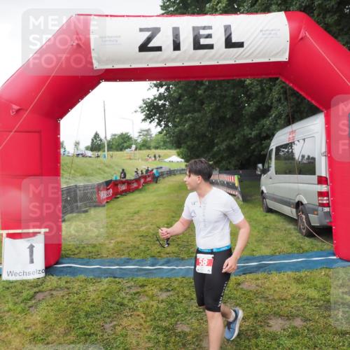 21.06.2025 - 27. Vierlanden-Triathlon MichiJ http://msf.ph/oto/8050693 15.06.2026 15:07:43 Ziel 58 meine-sportfotos.de