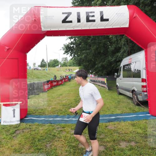 21.06.2025 - 27. Vierlanden-Triathlon MichiJ http://msf.ph/oto/8050694 15.06.2026 15:07:43 Ziel 58 meine-sportfotos.de