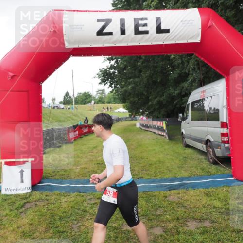 21.06.2025 - 27. Vierlanden-Triathlon MichiJ http://msf.ph/oto/8050696 15.06.2026 15:07:43 Ziel 58 meine-sportfotos.de