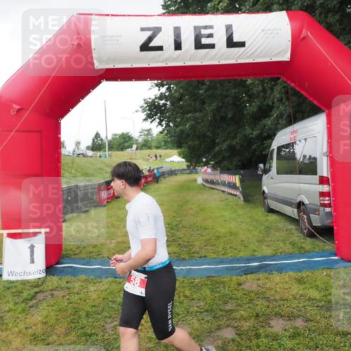 21.06.2025 - 27. Vierlanden-Triathlon MichiJ http://msf.ph/oto/8050697 15.06.2026 15:07:43 Ziel 58 meine-sportfotos.de