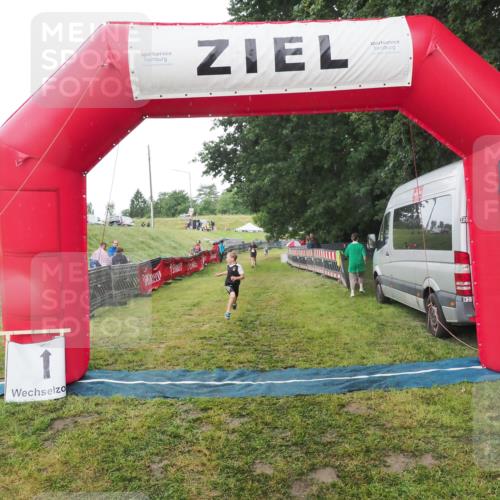 21.06.2025 - 27. Vierlanden-Triathlon MichiJ http://msf.ph/oto/8050698 15.06.2026 15:11:13 Ziel  meine-sportfotos.de