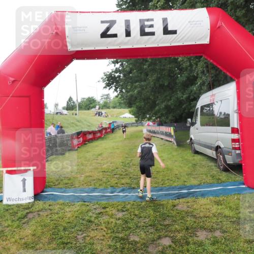 21.06.2025 - 27. Vierlanden-Triathlon MichiJ http://msf.ph/oto/8050712 15.06.2026 15:11:15 Ziel  meine-sportfotos.de