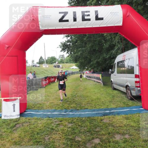 21.06.2025 - 27. Vierlanden-Triathlon MichiJ http://msf.ph/oto/8050716 15.06.2026 15:11:21 Ziel 201 meine-sportfotos.de