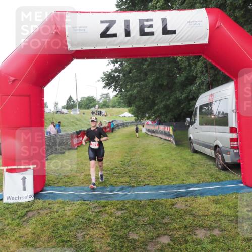 21.06.2025 - 27. Vierlanden-Triathlon MichiJ http://msf.ph/oto/8050721 15.06.2026 15:11:22 Ziel 201 meine-sportfotos.de