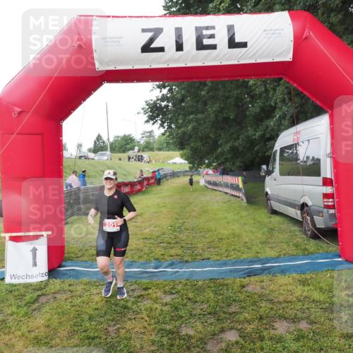 21.06.2025 - 27. Vierlanden-Triathlon MichiJ http://msf.ph/oto/8050726 15.06.2026 15:11:22 Ziel 201 meine-sportfotos.de