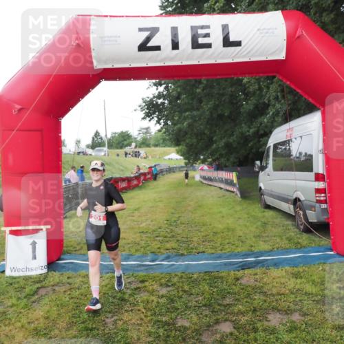 21.06.2025 - 27. Vierlanden-Triathlon MichiJ http://msf.ph/oto/8050727 15.06.2026 15:11:23 Ziel 201 meine-sportfotos.de