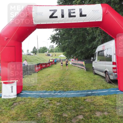21.06.2025 - 27. Vierlanden-Triathlon MichiJ http://msf.ph/oto/8050731 15.06.2026 15:11:59 Ziel 1362 meine-sportfotos.de