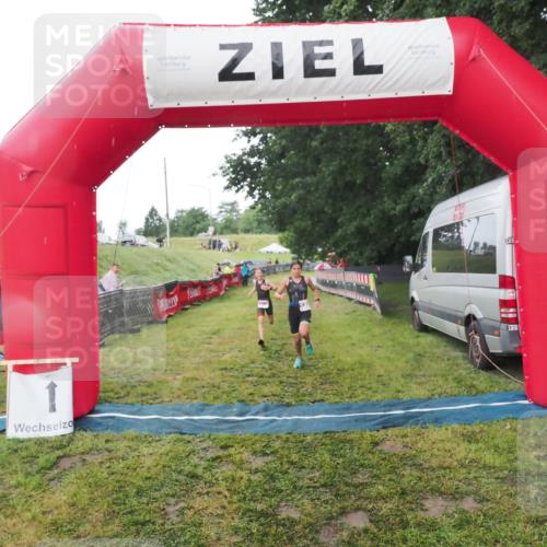 21.06.2025 - 27. Vierlanden-Triathlon MichiJ http://msf.ph/oto/8050744 15.06.2026 15:12:00 Ziel 1362 meine-sportfotos.de
