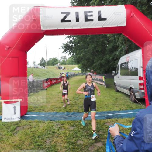 21.06.2025 - 27. Vierlanden-Triathlon MichiJ http://msf.ph/oto/8050750 15.06.2026 15:12:01 Ziel 1362 meine-sportfotos.de