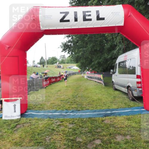 21.06.2025 - 27. Vierlanden-Triathlon MichiJ http://msf.ph/oto/8050759 15.06.2026 15:12:19 Ziel  meine-sportfotos.de